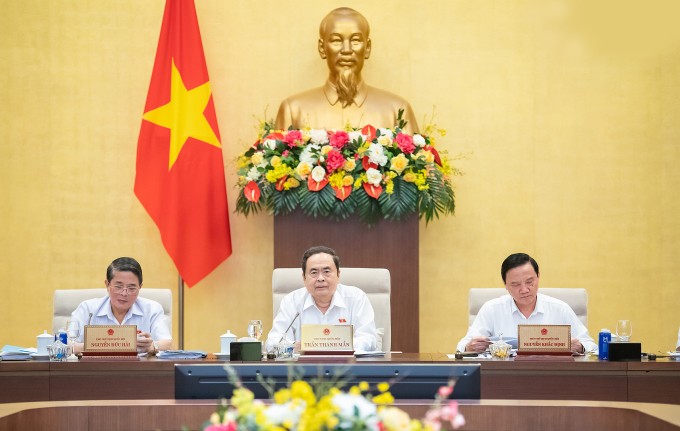Chủ tịch Quốc hội Trần Thanh Mẫn (giữa) và hai phó chủ tịch Quốc hội tại phiên họp Thường vụ ngày 17/4. Ảnh: Cổng TTĐT Quốc hội