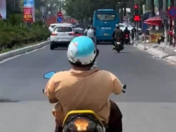 [CLIP] Người đàn ông cụt tay lái xe máy ‘diễn xiếc’ trên đường ở Bình Dương