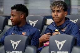 Barca thắng cảm xúc: HLV đập máy tính bảng, sao trẻ cáu vì dự bị cả trận