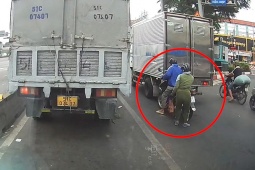Clip: Đèn tín hiệu chuyển đột ngột, xe máy đâm dính chặt vào đuổi ô tô