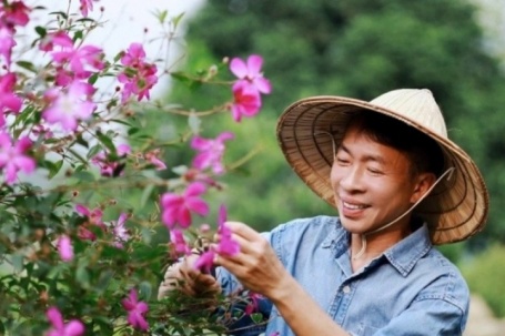 Việt Hoàn U60 hạnh phúc sau ly hôn vợ kém 18 tuổi, phủ nhận là đại gia bất động sản