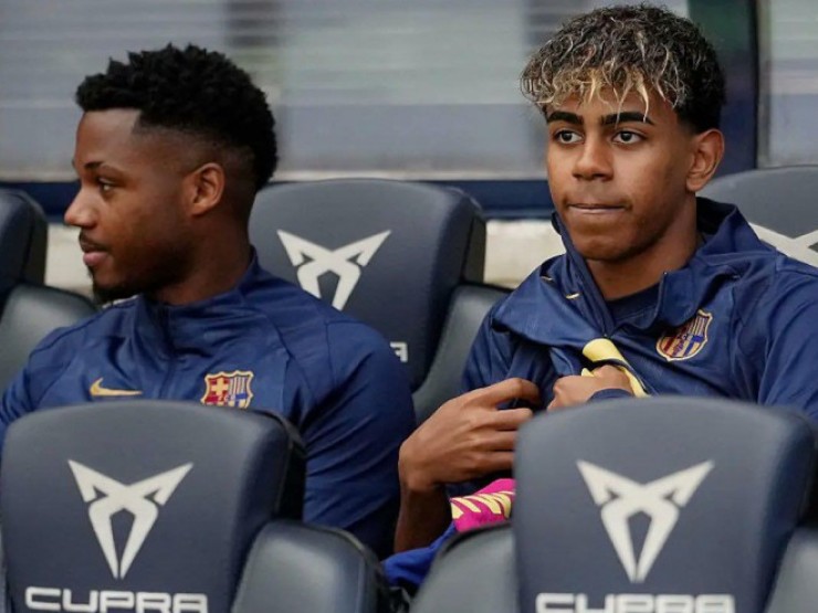 Barca thắng cảm xúc: HLV đập máy tính bảng, sao trẻ cáu vì dự bị cả trận