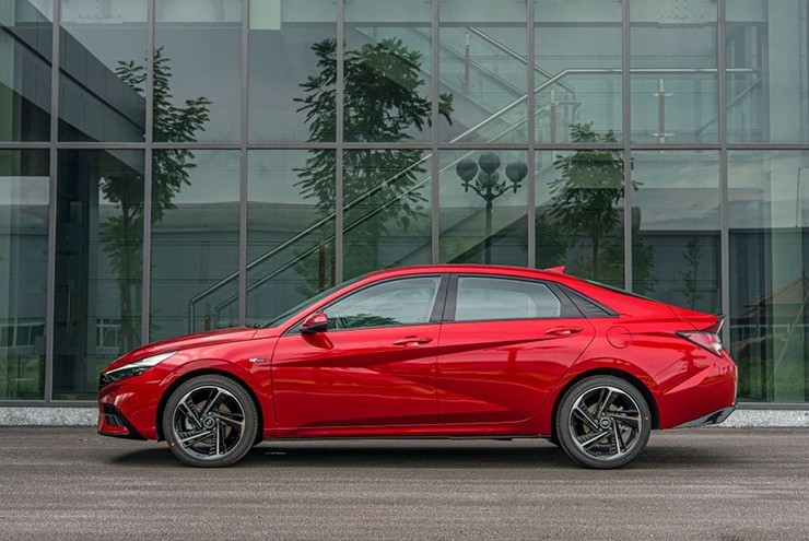 Giá xe Hyundai Elantra niêm yết và lăn bánh tháng 4/2025