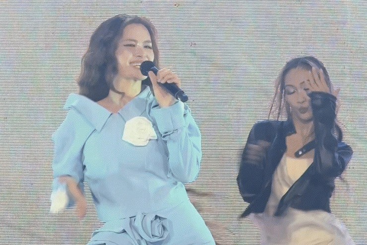 Đông Nhi gặp sự cố bung khóa áo trên sân khấu tái xuất