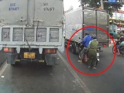 Xe máy - Xe đạp - Clip: Đèn tín hiệu chuyển đột ngột, xe máy đâm dính chặt vào đuổi ô tô