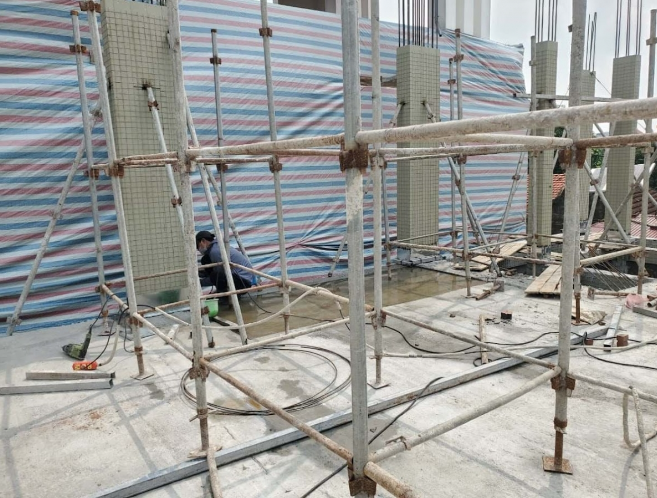 Cột chống cốp pha thi công hệ kết cấu GuBeam nhà nhịp lớn.