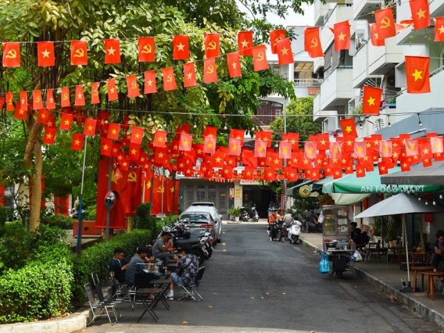 Người nước ngoài ấn tượng với không khí lễ 30/4