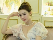 Thời trang - Quỳnh Kool hoá tiểu thư với váy khoét sâu, lộ thềm ngực gợi cảm