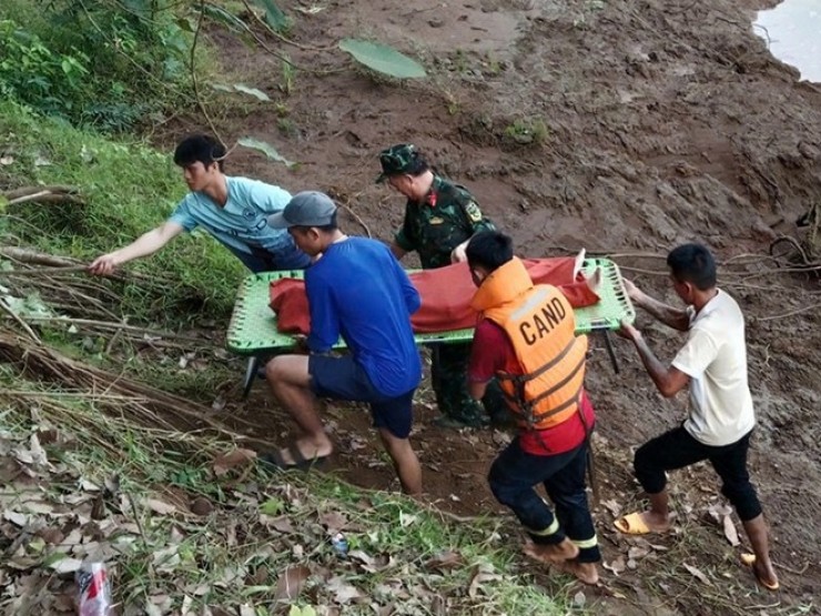 Bình Phước: Người thân bất lực nhìn dòng nước cuốn hai bé trai
