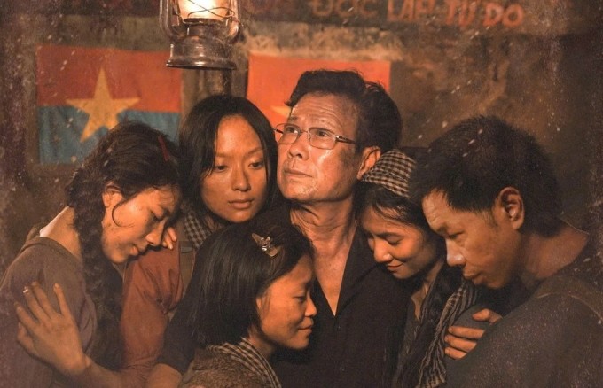Thái Hòa (phải) - vai chính Bảy Theo - cùng các diễn viên trong phim. Ảnh: Huyền Đỗ