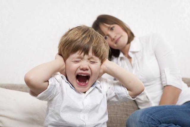 Cha mẹ thường thấy khó khăn khi phải đối phó với cơn tức giận của con cái. Ảnh minh hoạ
