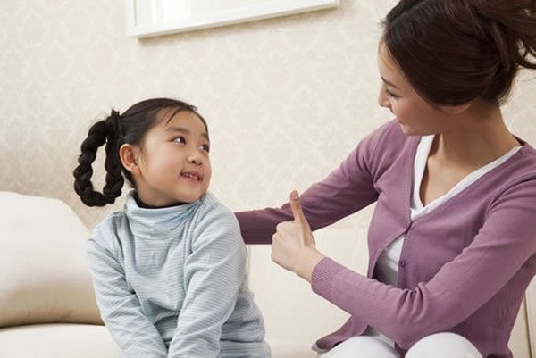 Giúp con xử lý cảm xúc và tìm giải pháp khi đã bình tĩnh lại. Ảnh minh hoạ