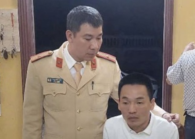 Đối tượng bị cảnh sát khống chế.