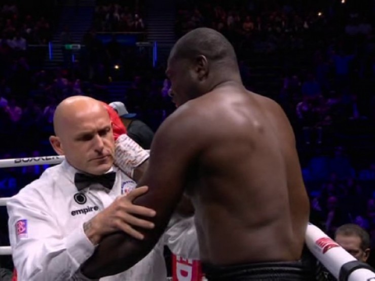 “Người khổng lồ“ boxing xô xát trọng tài, võ sỹ suýt ăn tát vì hỗn láo