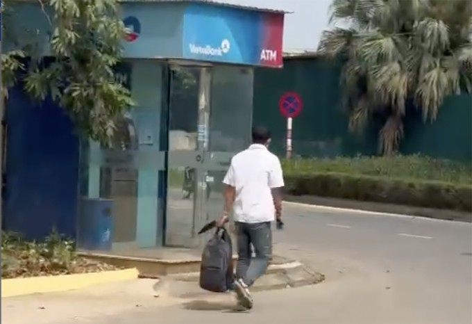 Hình ảnh nghi phạm xách balo rời ngân hàng. Ảnh: Cắt từ video