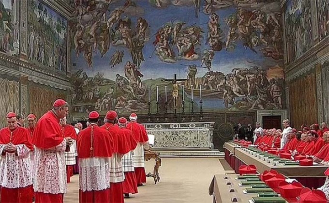 Bên trong nhà nguyện Sistine, nơi diễn ra Mật nghị Hồng y bầu Giáo hoàng mới năm 2013. Ảnh: Reuters