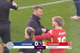 Van Nistelrooy gây phẫn nộ: Ôm chầm cầu thủ Liverpool trong ngày Leicester xuống hạng