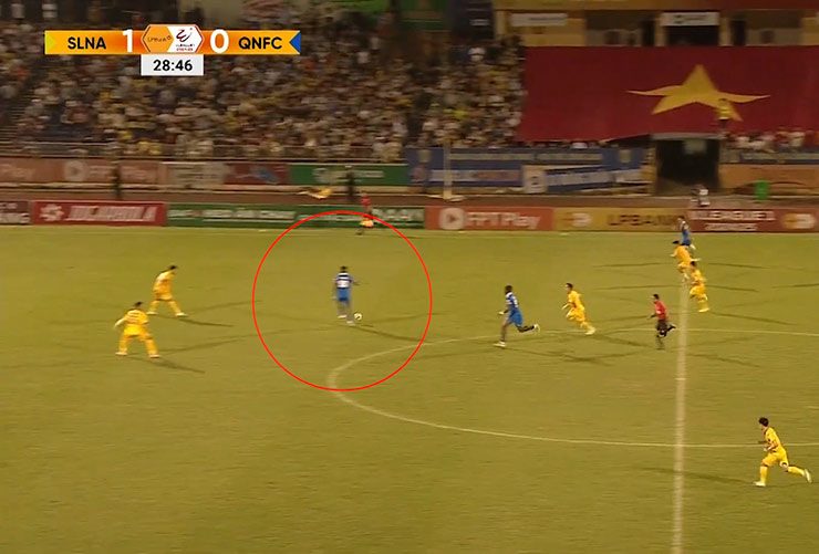 Atshimene ghi bàn từ khoảng cách gần 50m
