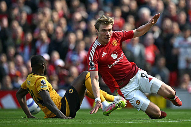 Thất bại trước Wolverhampton ở vòng 33 khiến Man United lập kỷ lục về số trận thua trên sân nhà tại Premier League