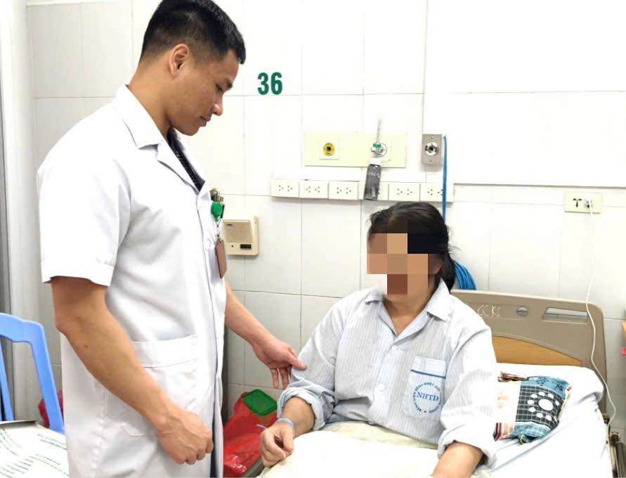 Bác sĩ thăm khám cho bệnh nhân.&nbsp;