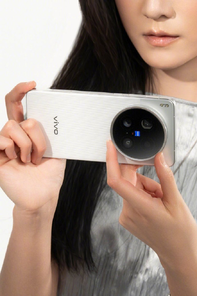 Hệ thống camera hỗ trợ tiêu cự từ 24mm đến 100mm, video chân dung 4K và nhiều chế độ chụp ban đêm.