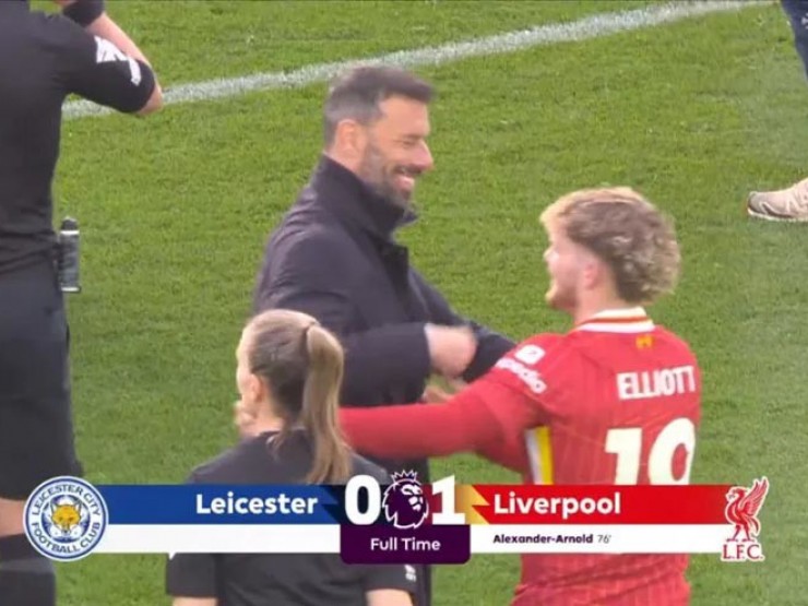 Van Nistelrooy gây phẫn nộ: Ôm chầm cầu thủ Liverpool trong ngày Leicester xuống hạng