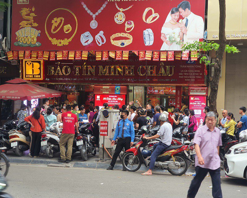 Xếp hàng mua vàng. Ảnh: Hồng Cảnh