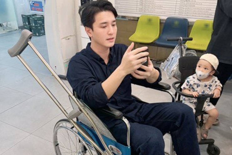 Lý do ngỡ ngàng khiến diễn viên Huỳnh Anh phải ngồi xe lăn