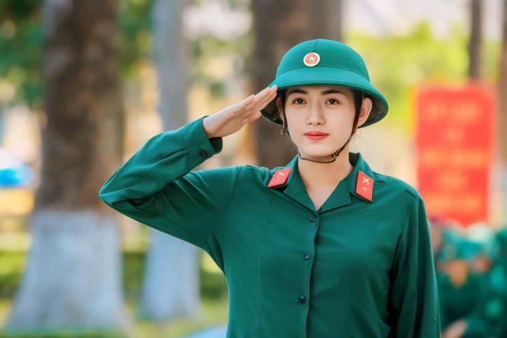 Chân dung nữ hạ sĩ thu hút mọi ánh nhìn khi tập diễu binh - 3