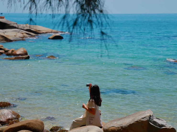 Thư thái tâm hồn khi hòa mình vào gió biển, mây trời.