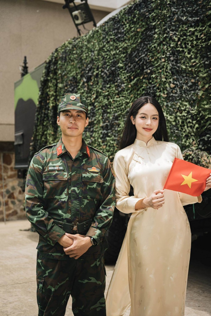 Hòa chung với không khí tự hào của đại Lễ kỷ niệm 50 năm ngày Giải phóng miền Nam, thống nhất đất nước, dàn mỹ nhân Việt cũng tranh thủ thực hiện những bộ ảnh diện áo dài truyền thống, tôn lên vẻ đẹp nền nã của người phụ nữ Việt.