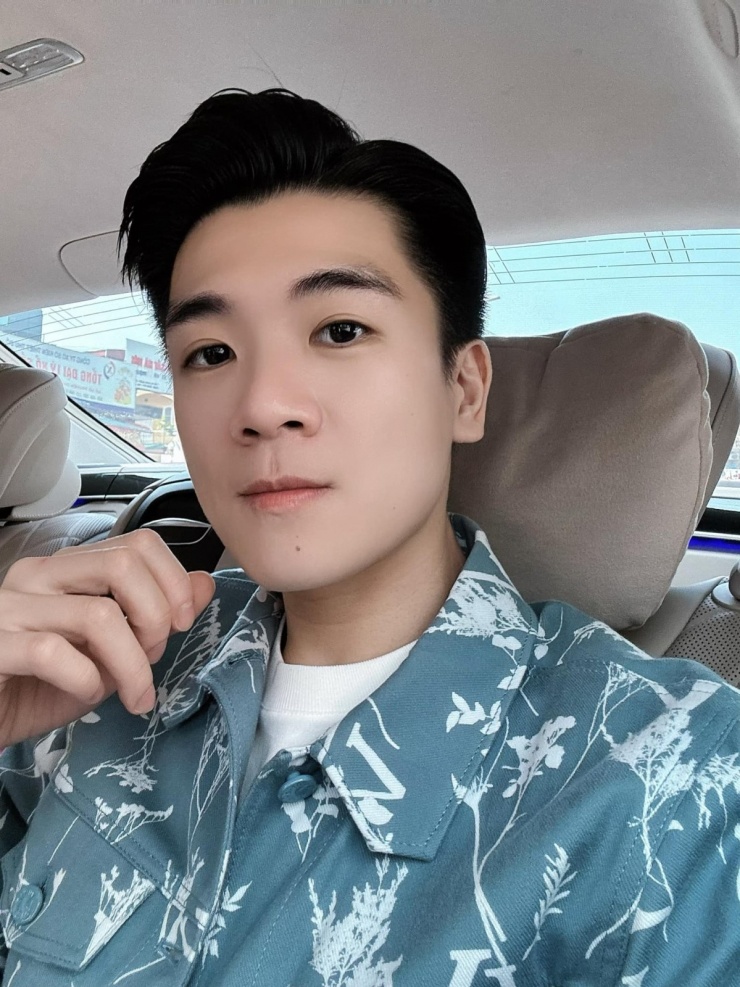 Anh chồng Đỗ Mỹ Linh chăm diện đồ trăm triệu đồng - 1
