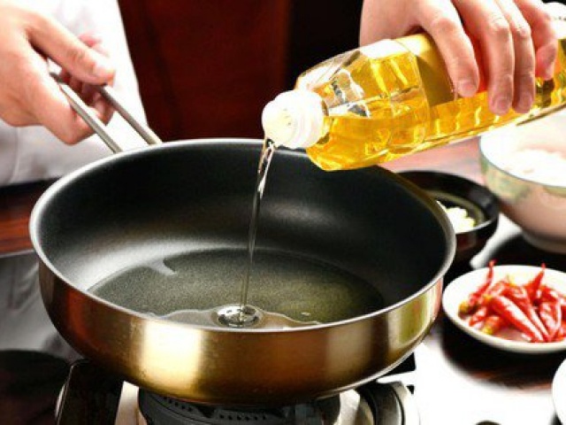 Lan truyền tin ‘dầu ăn độc hại hơn rượu’, chuyên gia nói gì?