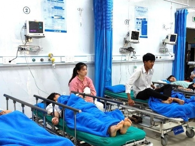 Ô tô chở 20 học sinh bị lật: Sở Y tế chỉ đạo khẩn, 3 bệnh viện dồn sức cứu chữa