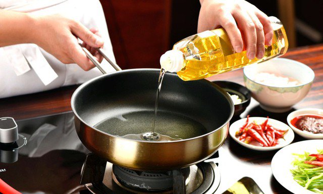Thông tin cho rằng dầu ăn độc hại hơn rượu, đường... là không chính xác.