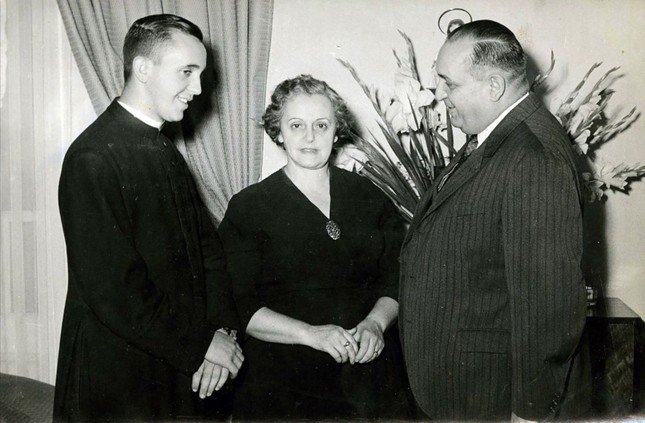 Giáo hoàng với cha mẹ năm 1958. Ở trường trung học, ông theo học ngành kỹ thuật hóa học. (Ảnh: Gia đình cung cấp)