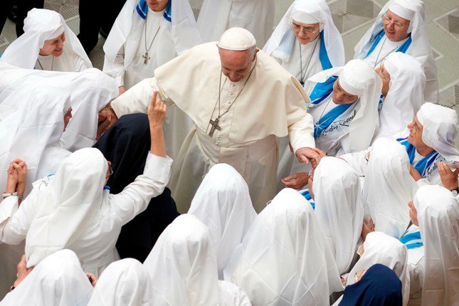 Giáo hoàng được một nhóm nữ tu chào đón tại Vatican vào tháng 8/2018. (Ảnh: AP)
