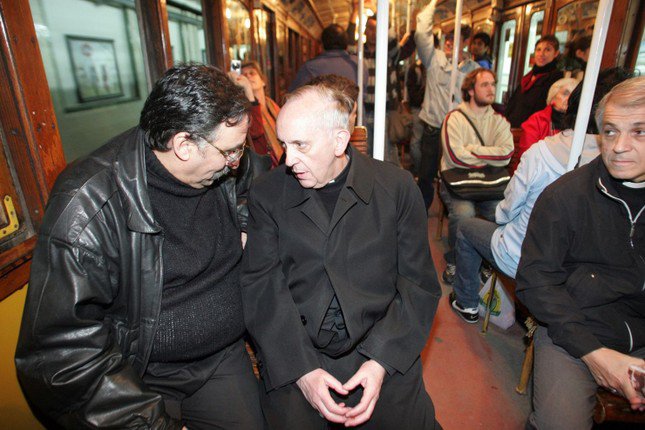 Giáo hoàng đi phương tiện công cộng trước khi cử hành Thánh lễ ở Buenos Aires năm 2008. Khi còn là Tổng giám mục Buenos Aires, ông thường đi xe buýt đi làm và tự nấu ăn. (Ảnh: Getty Images)