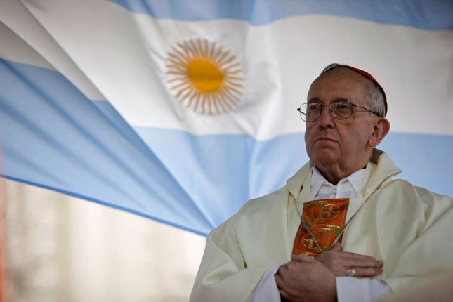 Giáo hoàng cử hành Thánh lễ bên ngoài một nhà thờ ở Buenos Aires năm 2009. (Ảnh: AP)