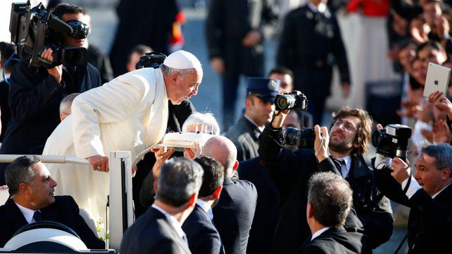 Giáo hoàng thổi nến mừng sinh nhật tuổi 78 vào tháng 12/2014. (Ảnh: Reuters)