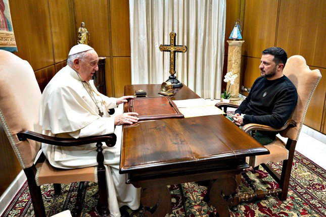 Giáo hoàng gặp Tổng thống Ukraine Volodymyr Zelensky tại Vatican vào tháng 5/2023. Đây là cuộc gặp mặt trực tiếp đầu tiên giữa ông Zelensky và giáo hoàng kể từ khi xung đột bùng phát vào tháng 2/2022. Giáo hoàng đã lên tiếng ủng hộ việc chấm dứt chiến tranh. (Ảnh: Getty Images)