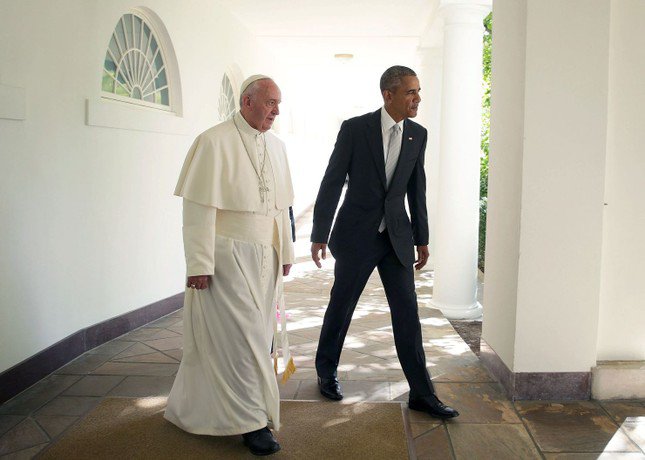 Giáo hoàng đi cùng Tổng thống Mỹ Barack Obama trước cuộc họp tại Phòng Bầu dục ở Nhà Trắng vào tháng 9/2015. Đây là chuyến thăm Mỹ đầu tiên của giáo hoàng. (Ảnh: Getty Images)
