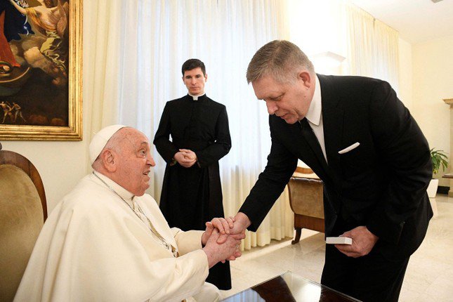 Thủ tướng Slovakia Robert Fico gặp Giáo hoàng Francis tại Vatican vào tháng 2/2025. Sau đó cùng ngày, giáo hoàng được đưa đến một bệnh viện ở Rome. Các bác sĩ cho biết ông bị viêm ở cả hai bên phổi. (Ảnh: Reuters)