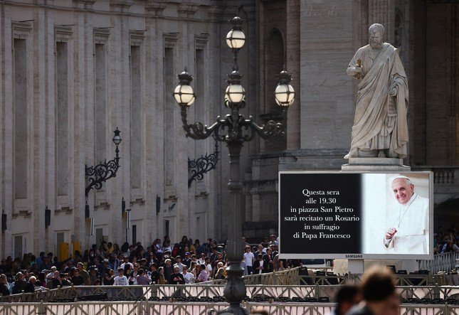 Quang cảnh Quảng trường Thánh Peter sau khi Giáo hoàng Francis qua đời. (Ảnh: Reuters)