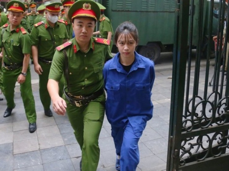 24 “quái xế“ ra tòa trong vụ tông chết cô gái chờ đèn đỏ ở Hà Nội