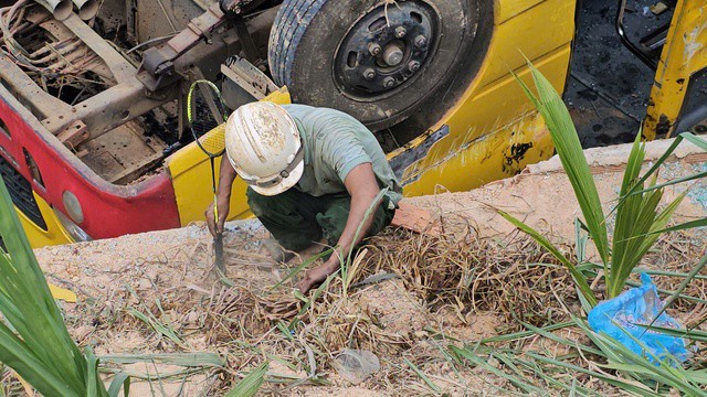 Người thân đang lật tung từng ngọn cỏ tại hiện trường để tìm ngón tay cho nữ sinh P.N.Q