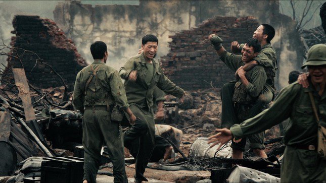 Nội dung Mưa đỏ lấy cảm hứng từ sự kiện 81 ngày đêm chiến đấu bảo vệ Thành cổ Quảng Trị năm 1972.