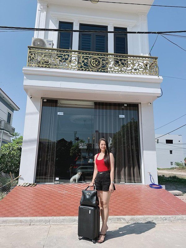Nửa kia của Hiệp Gà có nụ cười tươi, làn da trắng. Ảnh: FB Thu Hà.
