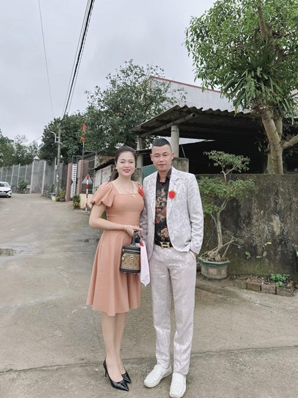 Chia sẻ với Gia đình và Xã hội, Hiệp Gà cho biết, trước khi gặp và theo đuổi Thu Hà nghiêm túc, trong suốt 8 năm "gà trống nuôi con", anh không yêu đương, không "mập mờ" với bất kỳ người phụ nữ nào. Ảnh: FB Thu Hà.