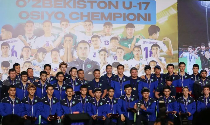 U17 Uzbekistan được khen thưởng ngay tại sân bay sau khi trở về từ Arab Saudi với chức vô địch U17 châu Á 2025. Ảnh: Gazeta